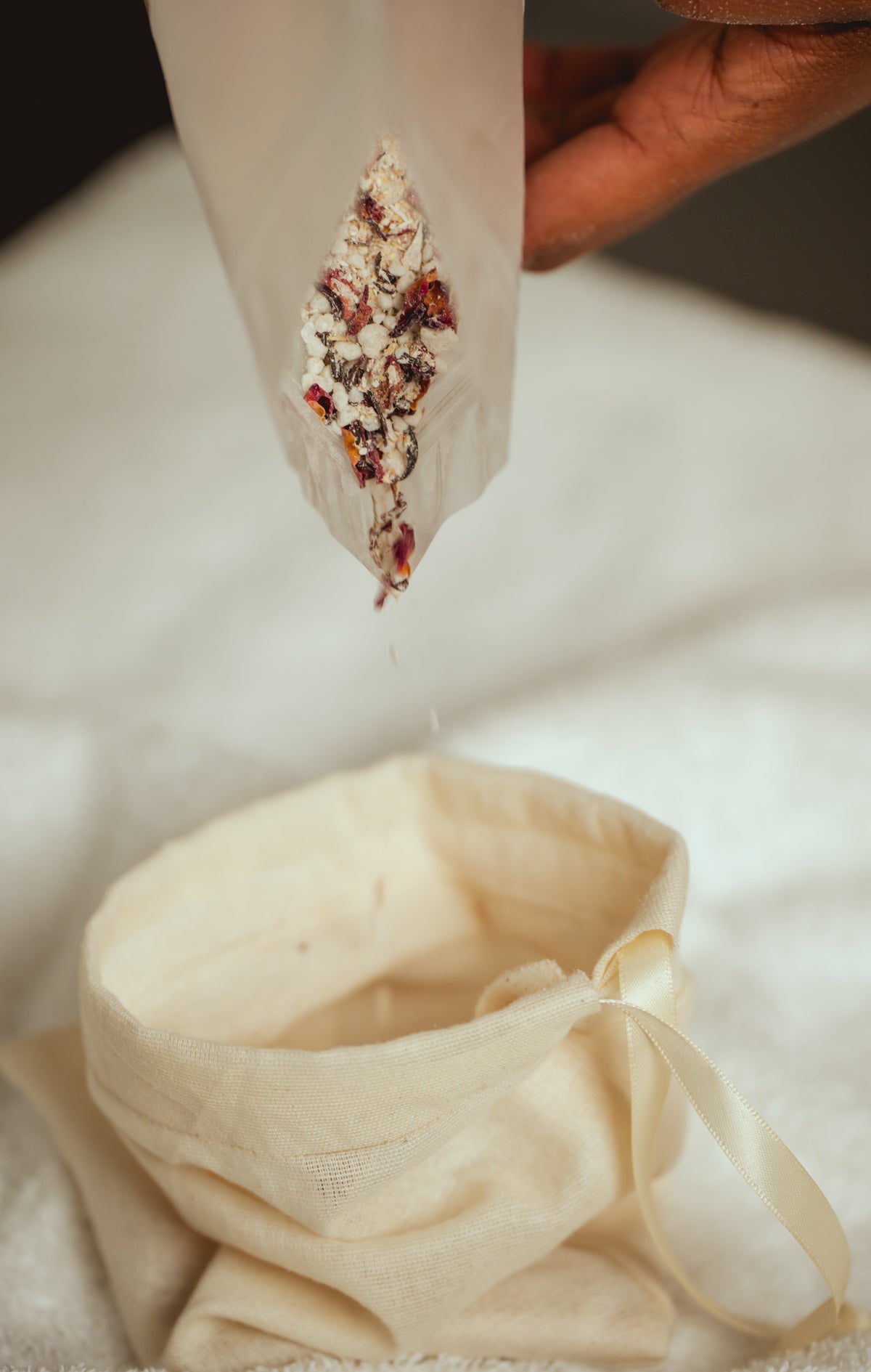 Crimson Bloom Bath Tea – Glowing & Hydrated Skin with Hibiscus, Rose, Dead Sea Salt & Colloidal Oatmeal