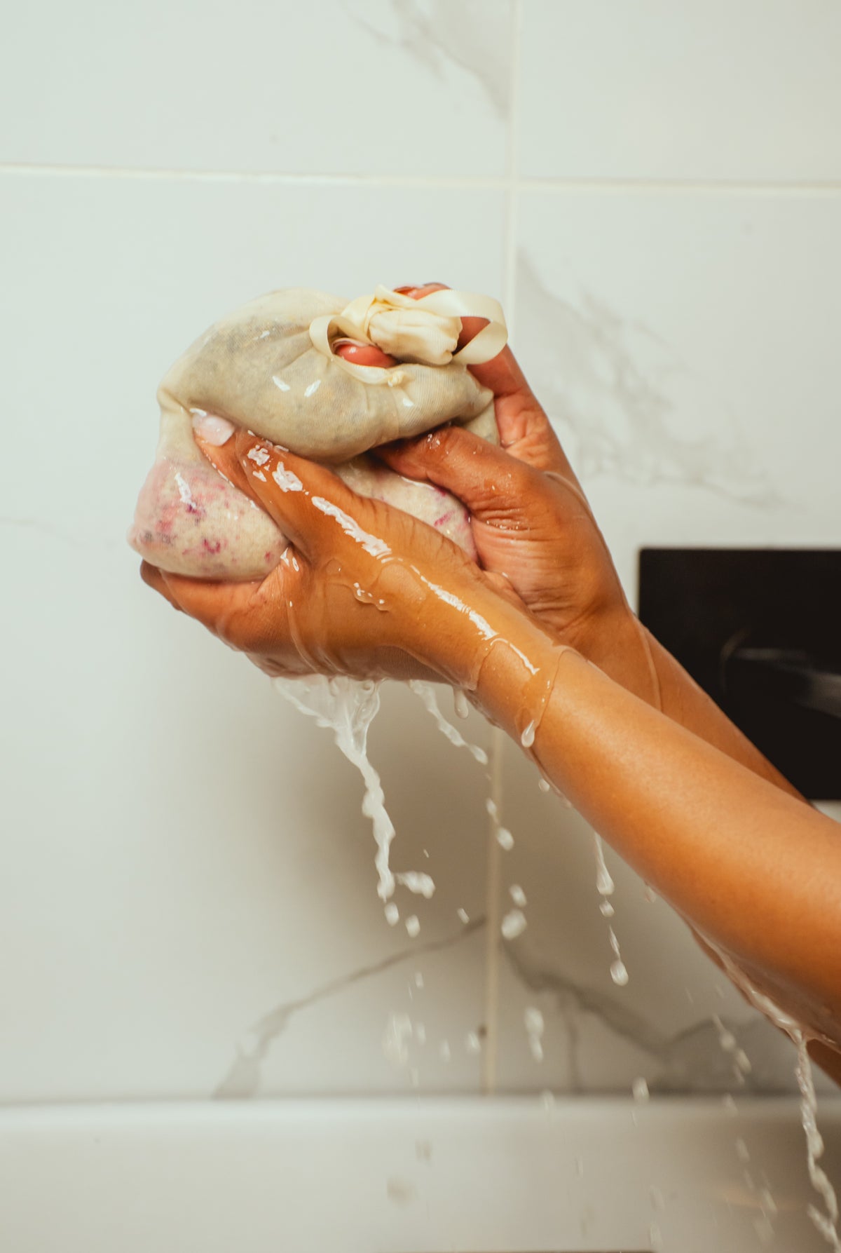 Crimson Bloom Bath Tea – Glowing & Hydrated Skin with Hibiscus, Rose, Dead Sea Salt & Colloidal Oatmeal